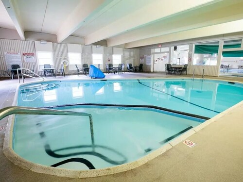 Terrific 2-bedroom resort in Lee with WiFi, fitness room, AC