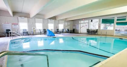 Terrific 2-bedroom resort in Lee with WiFi, fitness room, AC