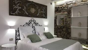5 bedrooms, free cots/infant beds, free WiFi, bed sheets