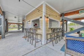 Outdoor dining - One Block Inn B - 6 Bedroom Dog Friendly House with Shared Pool & Hot Tub (Garden City Beach)