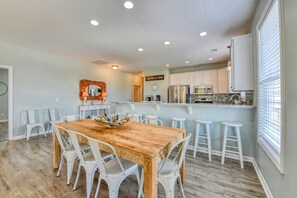 Dining - One Block Inn B - 6 Bedroom Dog Friendly House with Shared Pool & Hot Tub (Garden City Beach)