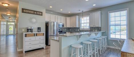 Frigorífico, microondas, horno y placa de cocina