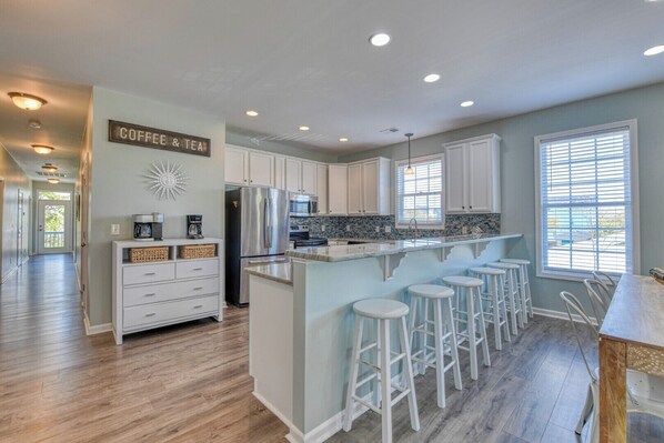 Fridge, microwave, oven, stovetop - One Block Inn B - 6 Bedroom Dog Friendly House with Shared Pool & Hot Tub (Garden City Beach)