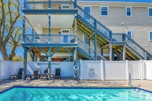 A heated pool - One Block Inn B - 6 Bedroom Dog Friendly House with Shared Pool & Hot Tub (Garden City Beach)