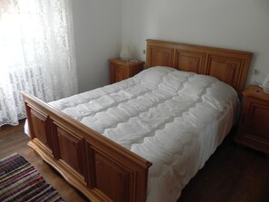 4 bedrooms, iron/ironing board, WiFi