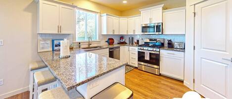 Refrigerador, microondas, horno, placa de cocina