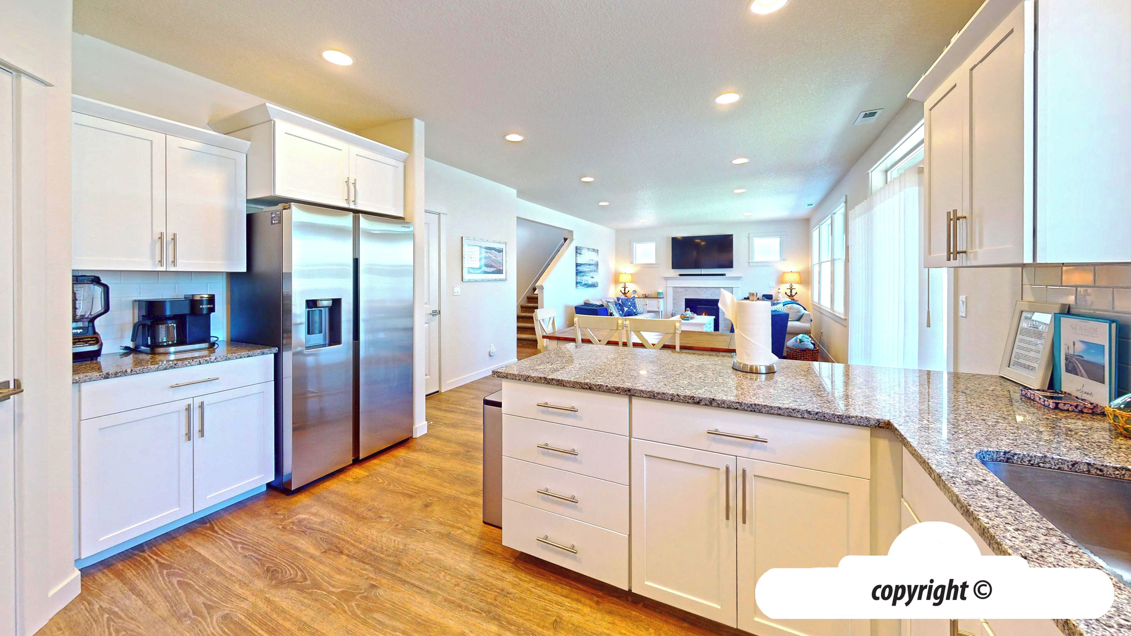 Frigorífico, microondas, horno y placa de cocina