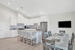 Microwave, oven, dishwasher, coffee/tea maker