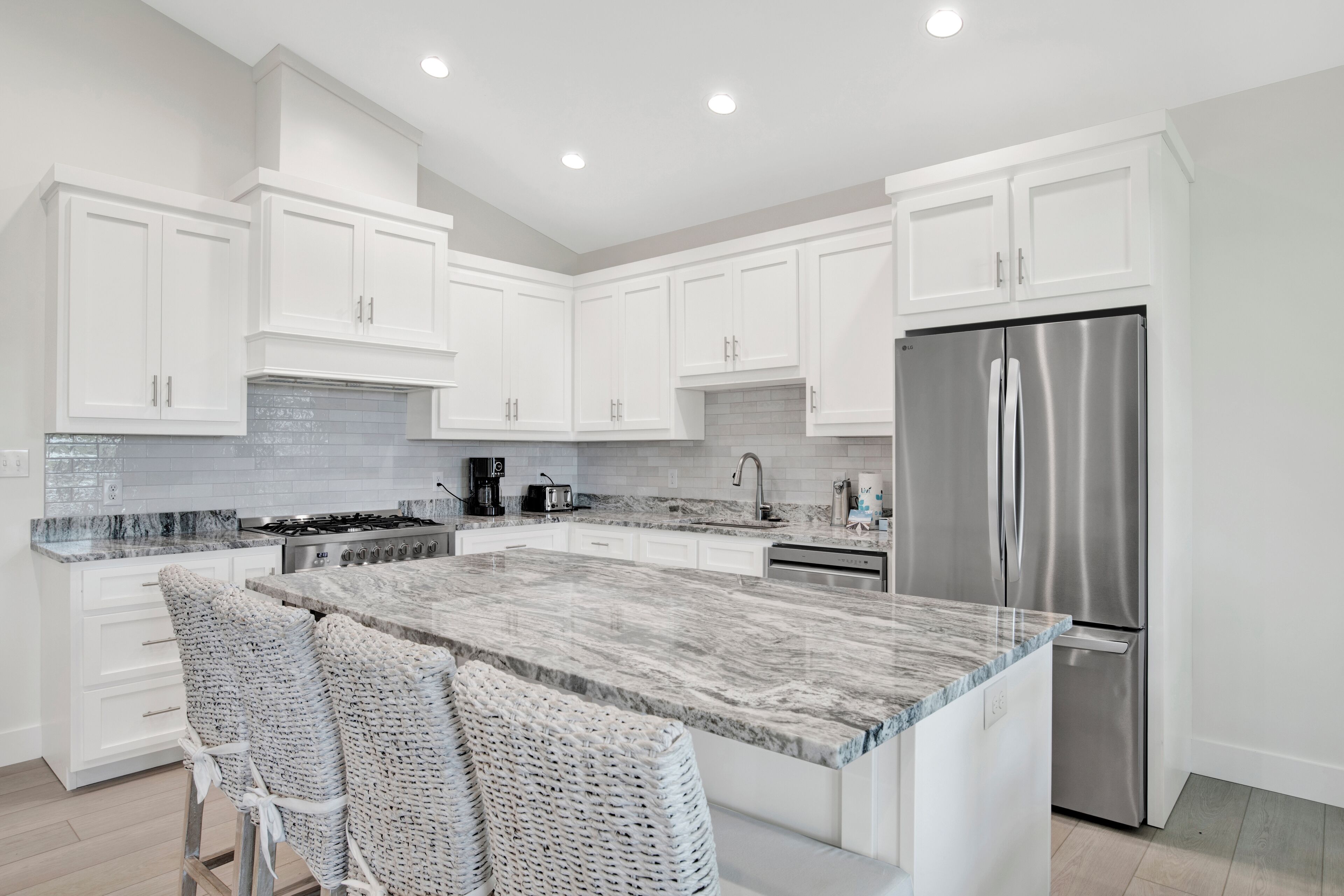 Mikrowelle, Ofen, Geschirrspüler, Wasserkocher mit Kaffee-/Teezubehör