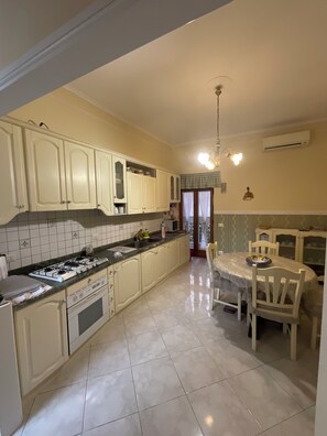 Kühlschrank, Herdplatte, Wasserkocher mit Kaffee-/Teezubehör