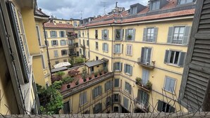 A multi-story building with balconies and a courtyard. - Tricolore · (Piazza Tricolore) Metro Blu Duomo a 10 minuti (Milano)