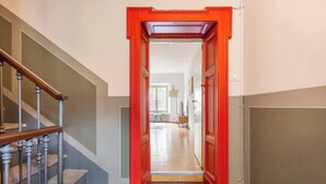 A hallway with a red door leading to a room. - Tricolore · (Piazza Tricolore) Metro Blu Duomo a 10 minuti (Milano)