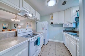 Køleskab, mikrobølgeovn, ovn, kogeplade