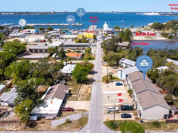 Vista aérea de un pueblo costero con puntos de referencia como Uncle Ernie's, Hants, y Beck Ave.
