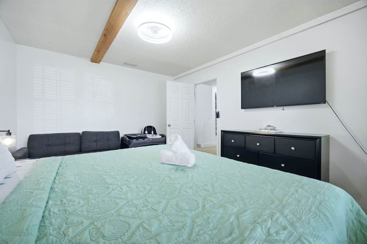 4 bedrooms, desk, iron/ironing board, WiFi