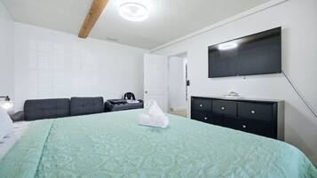 4 bedrooms, desk, iron/ironing board, WiFi
