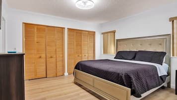 4 Schlafzimmer, Schreibtisch, Bügeleisen/Bügelbrett, WLAN