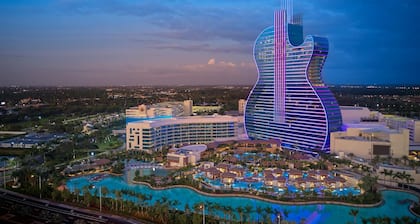 Sunny Paradise w/ Saltwater Pool Hot Tub & BBQ Grill 5 min to Sawgrass Mall