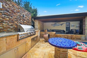 Outdoor dining - Sunny Paradise w Saltwater Pool + Hot Tub Grill in Fort Lauderdale, FL. Sawgrass (Sunrise)