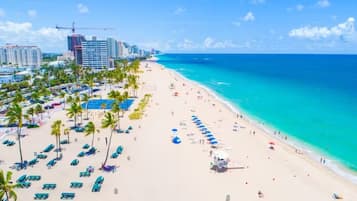 Camastros y toallas de playa