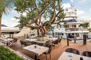 屋外ダイニングエリア