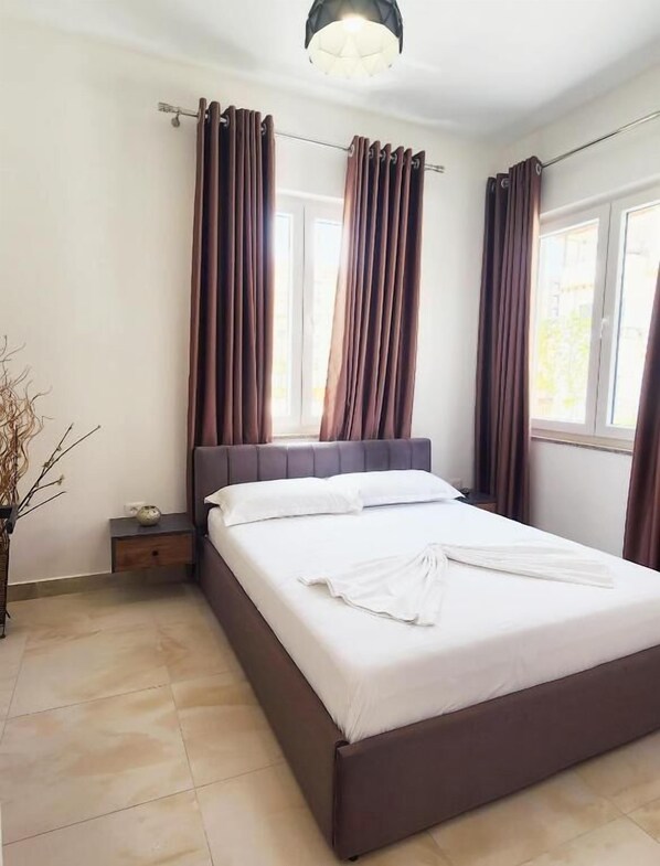 1 bedroom, blackout curtains, soundproofing, iron/ironing board - Luxury ApartHotel Golem (Golem)