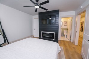 4 bedrooms, desk, iron/ironing board, free WiFi - 4BR Knoxville home close to downtown, UT & interstate! Free local gift cards! (Knoxville)