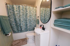 Douche, séchoir à cheveux, serviettes fournies, savon