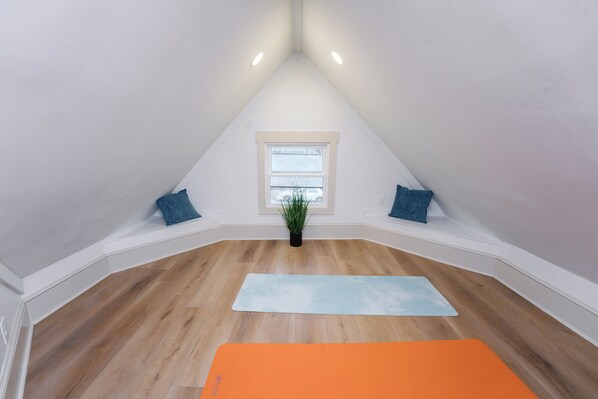 Interior - 4BR Knoxville home close to downtown, UT & interstate! Free local gift cards! (Knoxville)