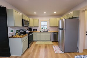 Fridge, microwave, oven, stovetop - 4BR Knoxville home close to downtown, UT & interstate! Free local gift cards! (Knoxville)