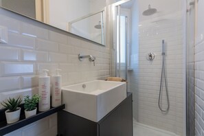 Apartamento | Comodidades do banheiro | Chuveiro, secador de cabelo, bidê, toalhas de banho