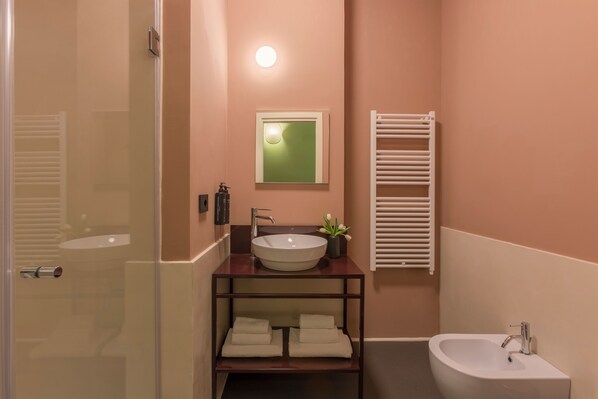 Familienzimmer | Badezimmer | Dusche, kostenlose Toilettenartikel, Haartrockner, Handtücher