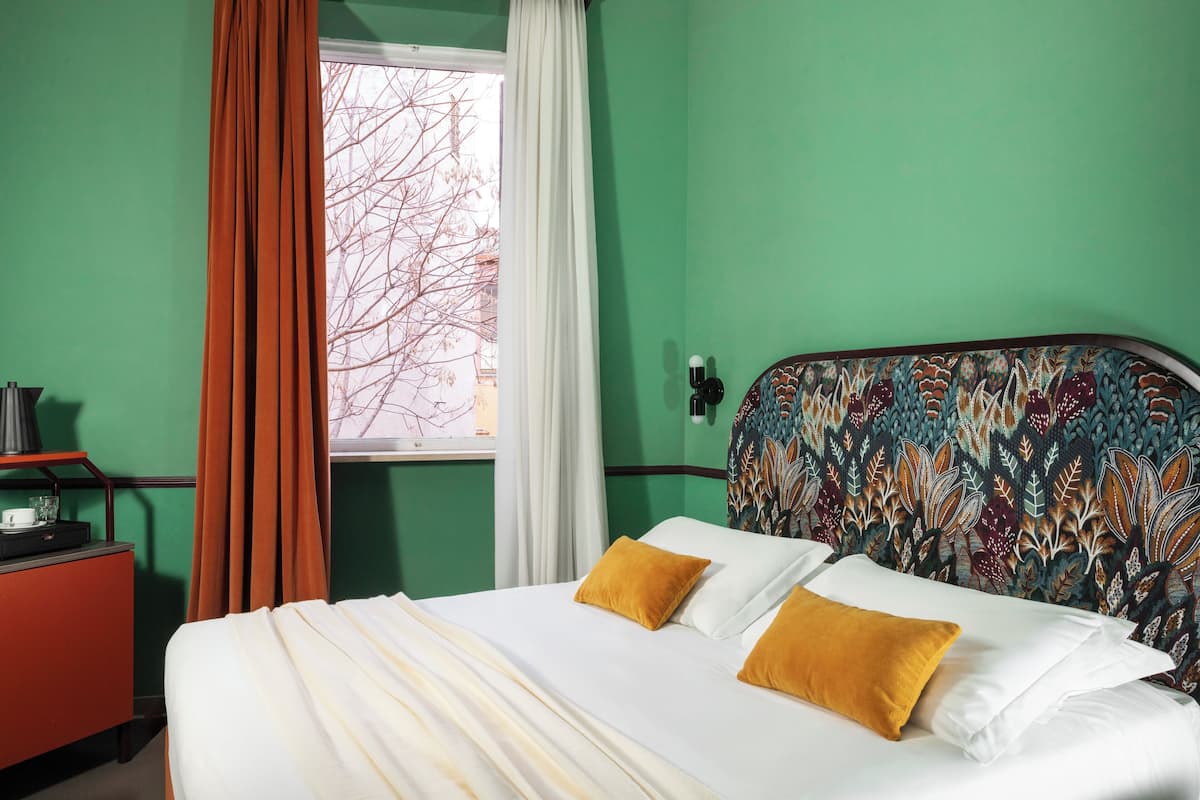 Standard Double Room | Minibar, in-room safe, blackout drapes, soundproofing