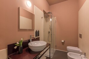 Basic Double Room | Bathroom | Shower, free toiletries, hair dryer, towels - Barberini Retreat Boutique Hotel (Rome)