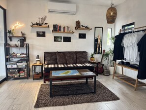 Smart-TV, Bücher, Stereoanlage, Drucker