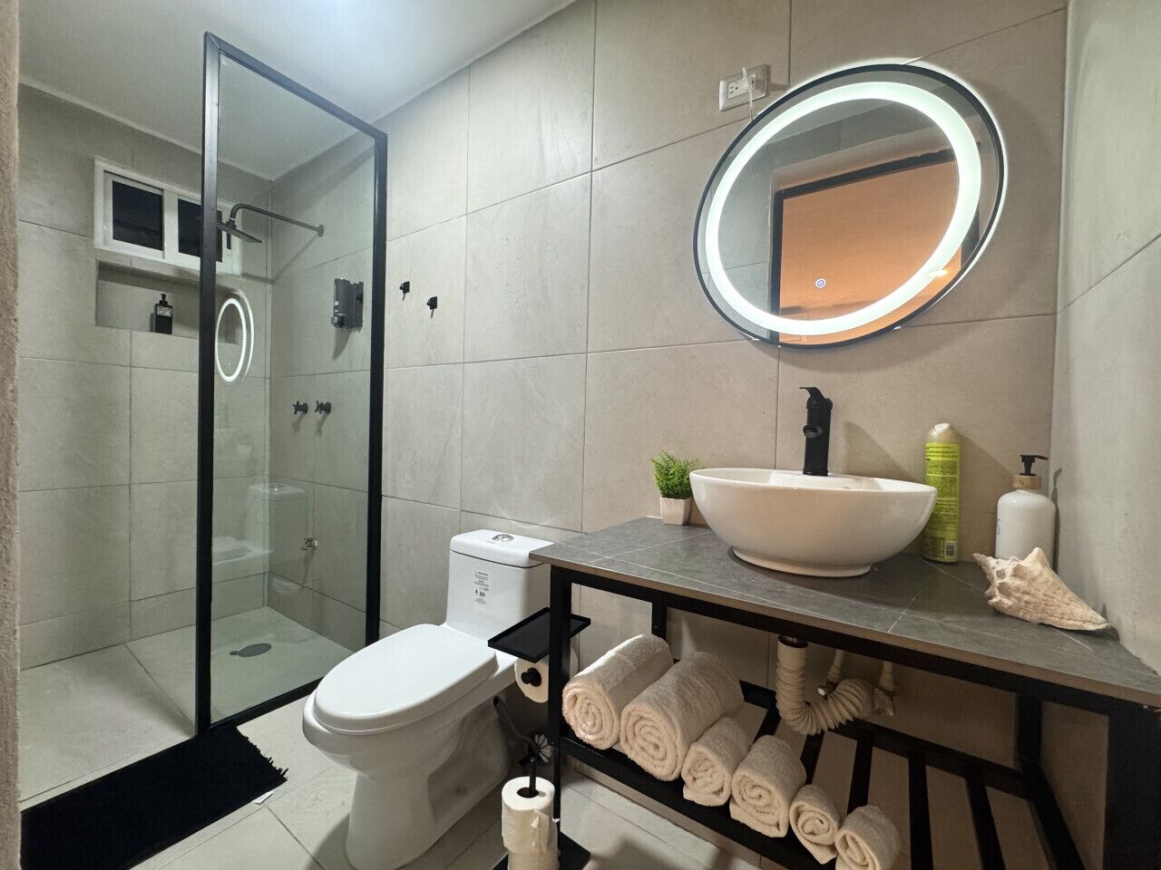 Sèche-cheveux, serviettes fournies