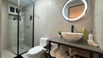 Sèche-cheveux, serviettes fournies