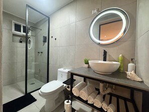 Sèche-cheveux, serviettes fournies