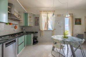 Geladeira, micro-ondas, fogão, lava-louças