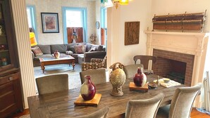 Un espace repas comprenant une table en bois, des chaises et des vases décoratifs.