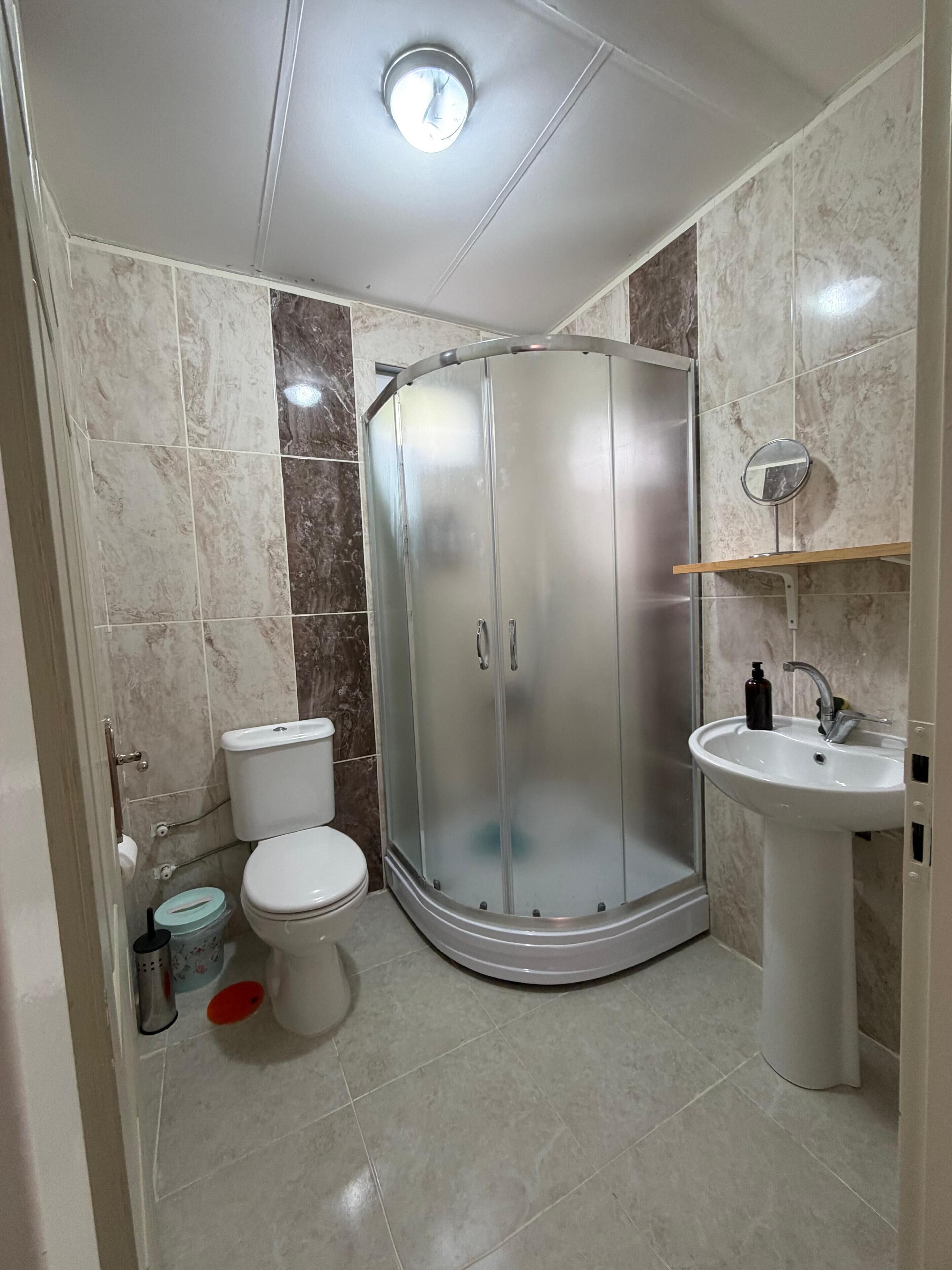 Family Cottage, Valley View | Bathroom | Shower, towels, soap, shampoo