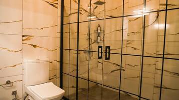 Chambre Supérieure, balcon, vue jardin | Salle de bain