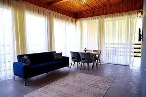 En 35-tommers LCD-TV med kabel-kanaler