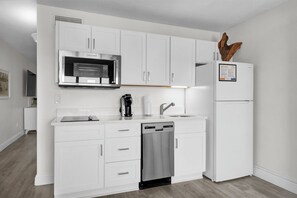 Fridge, microwave, oven, stovetop - Summer Sands Sandy Paws Room 101 (Wrightsville Beach)