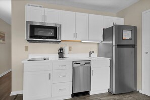 冷蔵庫、電子レンジ、オーブン、コンロ