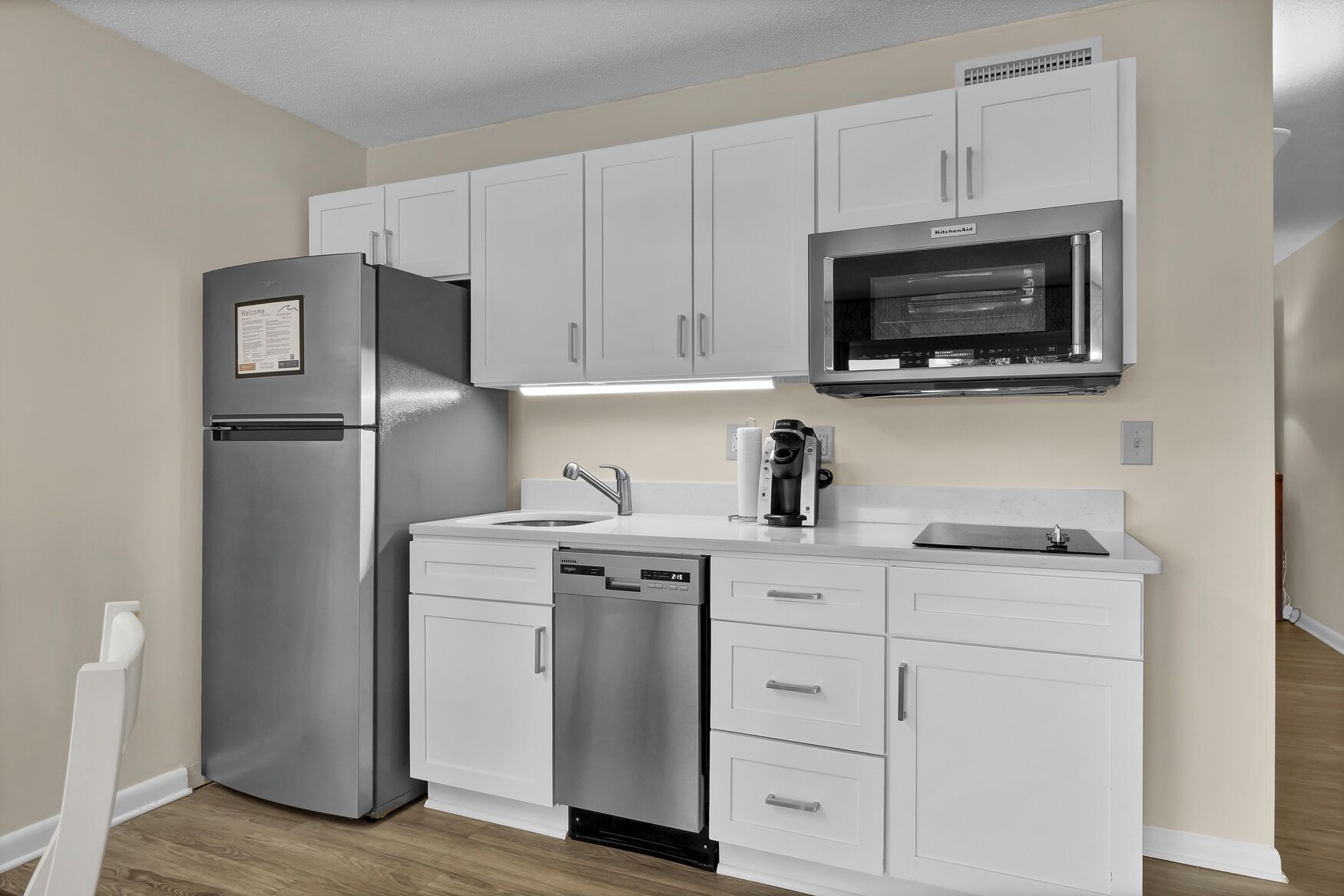 Refrigerador, microondas, horno y parrilla de estufa 