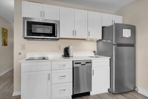 Køleskab, mikrobølgeovn, kogeplade, opvaskemaskine