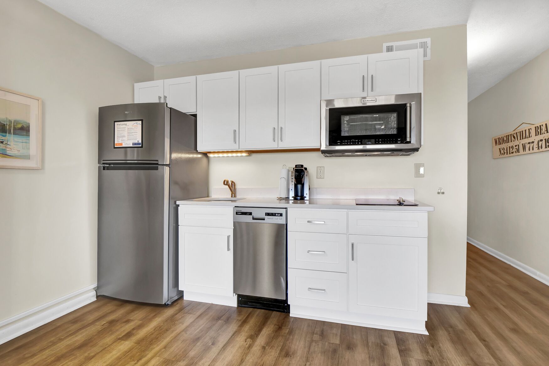 Réfrigérateur, micro-ondes, plaque de cuisson, lave-vaisselle