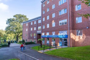 Front of property - Broadgate Park - Campus Accommodation (Nottingham)