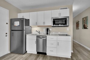 Fridge, microwave, oven, stovetop - Summer Sands- Lazy Dog Days (Wrightsville Beach)